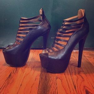 Scandalous Platform Heel